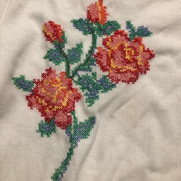 URBAN OUTFITTERS FLOWER EMBROIDERY TOP💓 - Picture 3 of 3